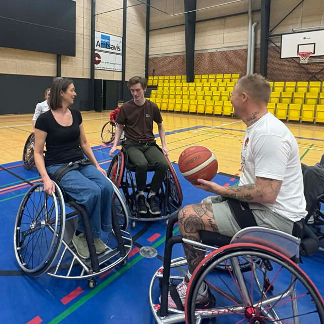 Kørestolsbasket skaber oplevelser og perspektiver i Arena Randers