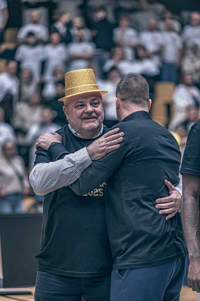 Ældre foto i sort-hvid der viser Randers Cimbria basketballspiller i kamp