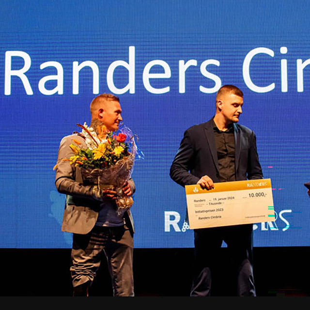 Mike Nielsen og Stefan Plum modtager på vegne af Randers Cimbria Initiativprisen 2023