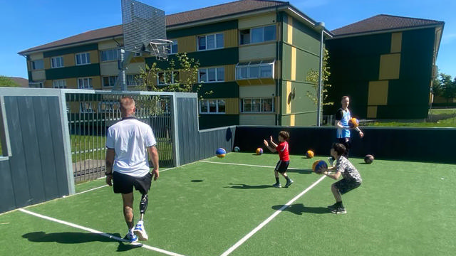 Streetbasketevent ved Jennumparken. To børn spiller mens to voksne ser på