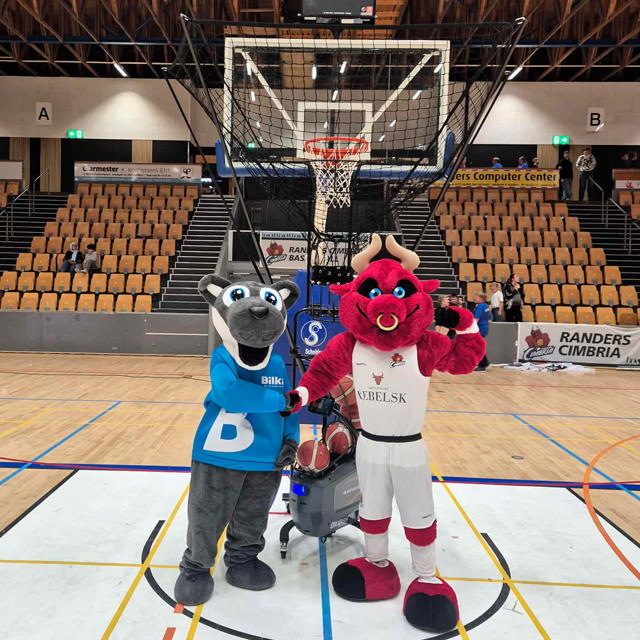 Bilkas maskot Bilie og Randers Cimbrias maskot tyren Thor ses foran den nye reboundmaskine