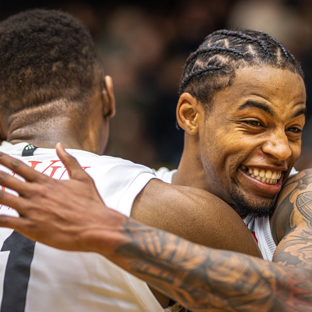 Avery Anderson III i glædeskram med Vincent Bailey fra Randers Cimbria