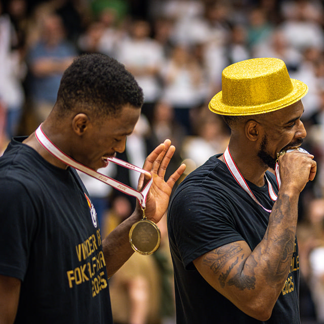 Laolu Oke og Vincent Bailey med deres pokalguldmedaljer